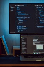 Deux écrans d'ordinateur avec un projet Xcode